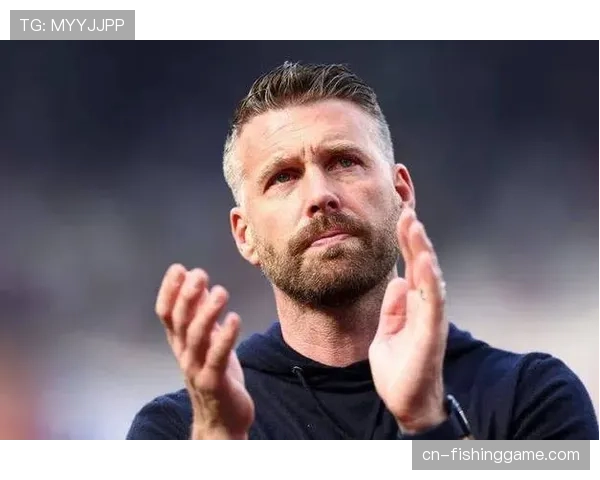 特写:终场哨响,为保级苦战一季的卢顿主帅爱德华兹长跪不起 特写:终场哨响,为保级苦战一季的卢顿主帅爱德华兹长跪不起